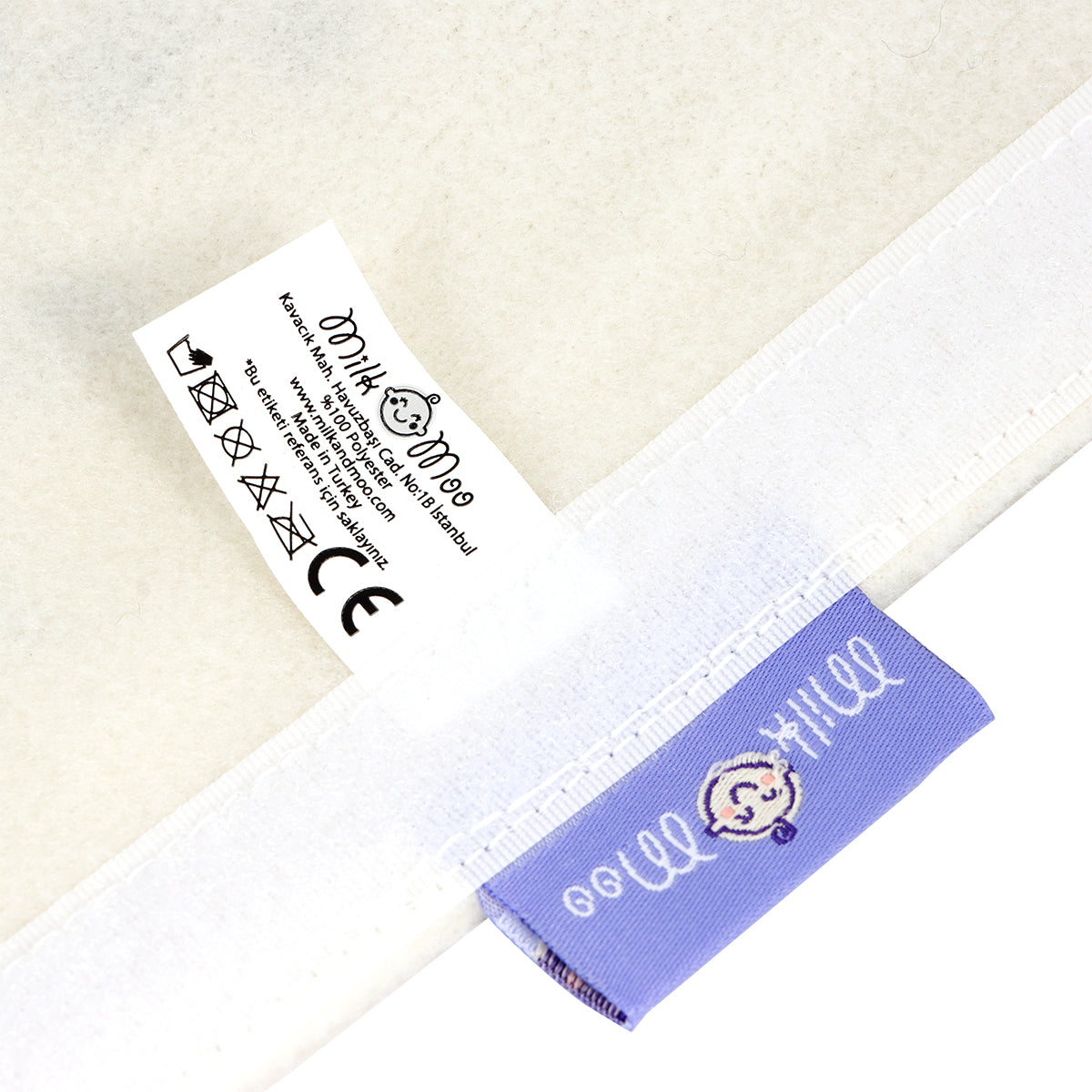 Milk&Moo Flying Toucan Gurtpolster für Kindersitz, aus weichem Polyester Samt, in buntem Design, ideal für Kinder von 0 Monaten an.